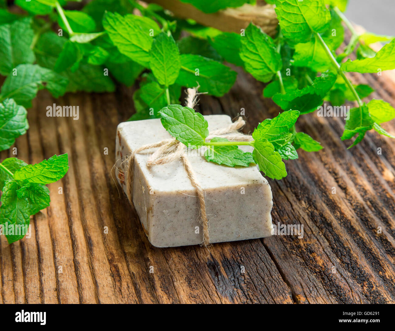 Jabón artesanal natural con plantas de hojas de menta Fotografía de stock -  Alamy