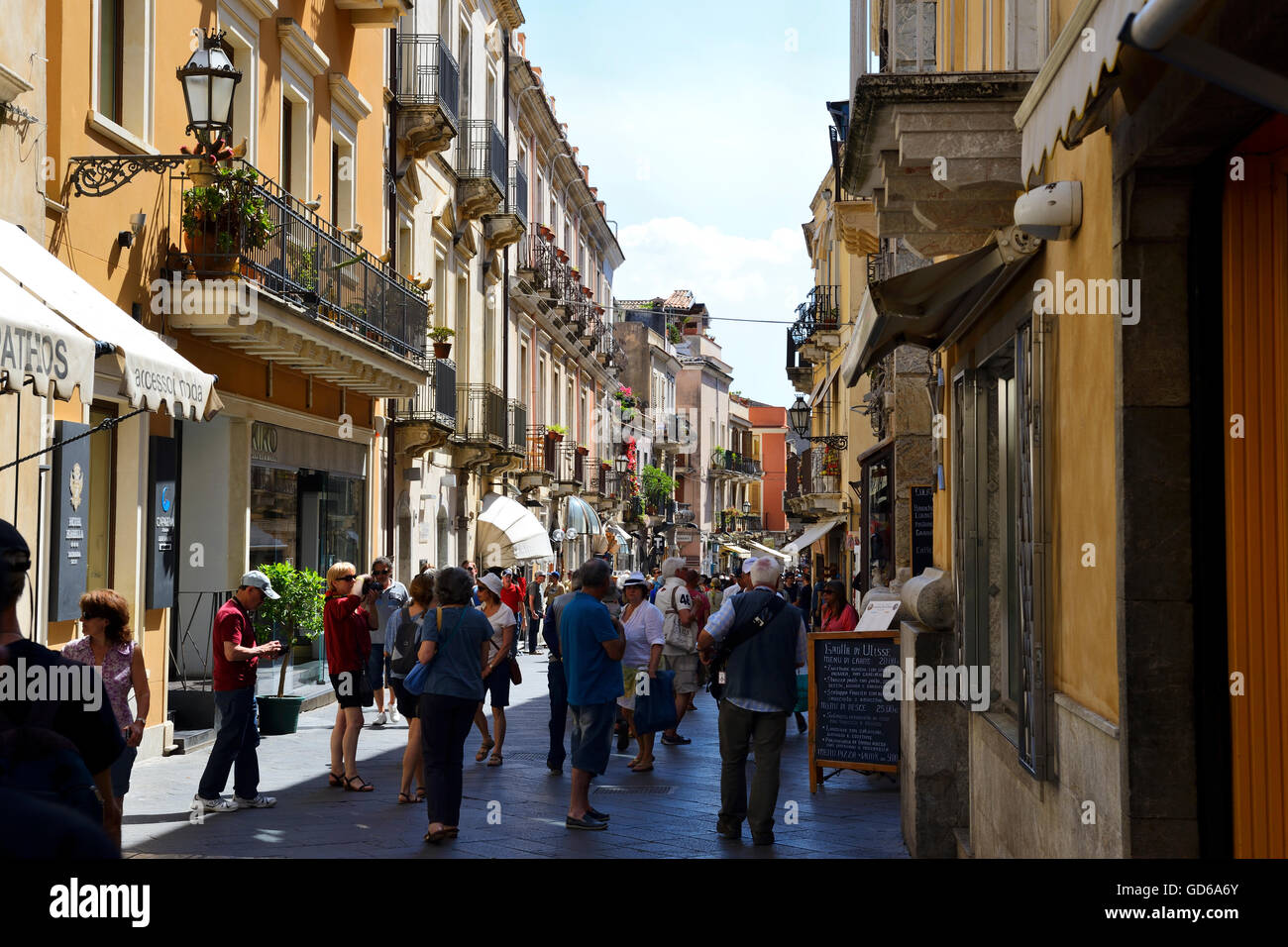 Los turistas de Corso Umberto - Taormina, Sicilia, Italia Foto de stock