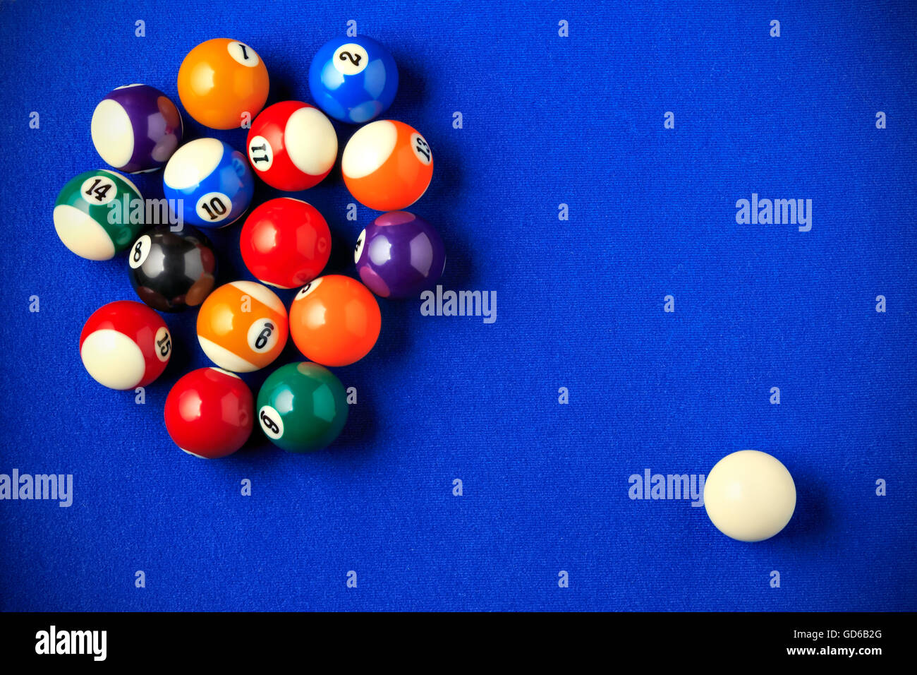 Bolas de Billar en una mesa de billar de color azul. Imagen horizontal  visto desde arriba Fotografía de stock - Alamy