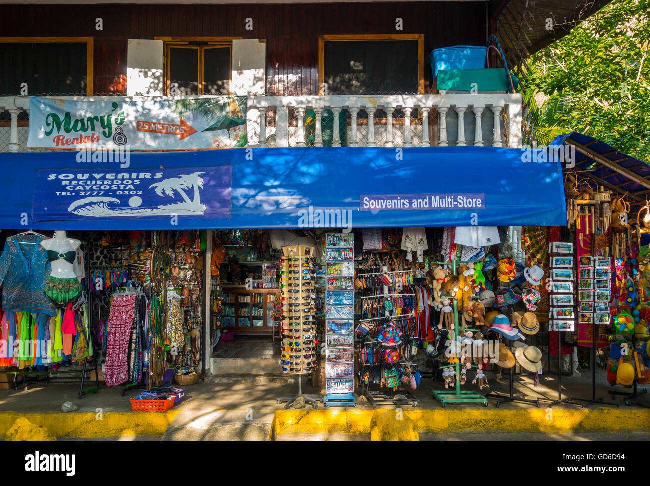 Una tienda de recuerdos. Playa Espadilla, Quepos, provincia de Puntarenas, Costa Rica, América Central. Foto de stock