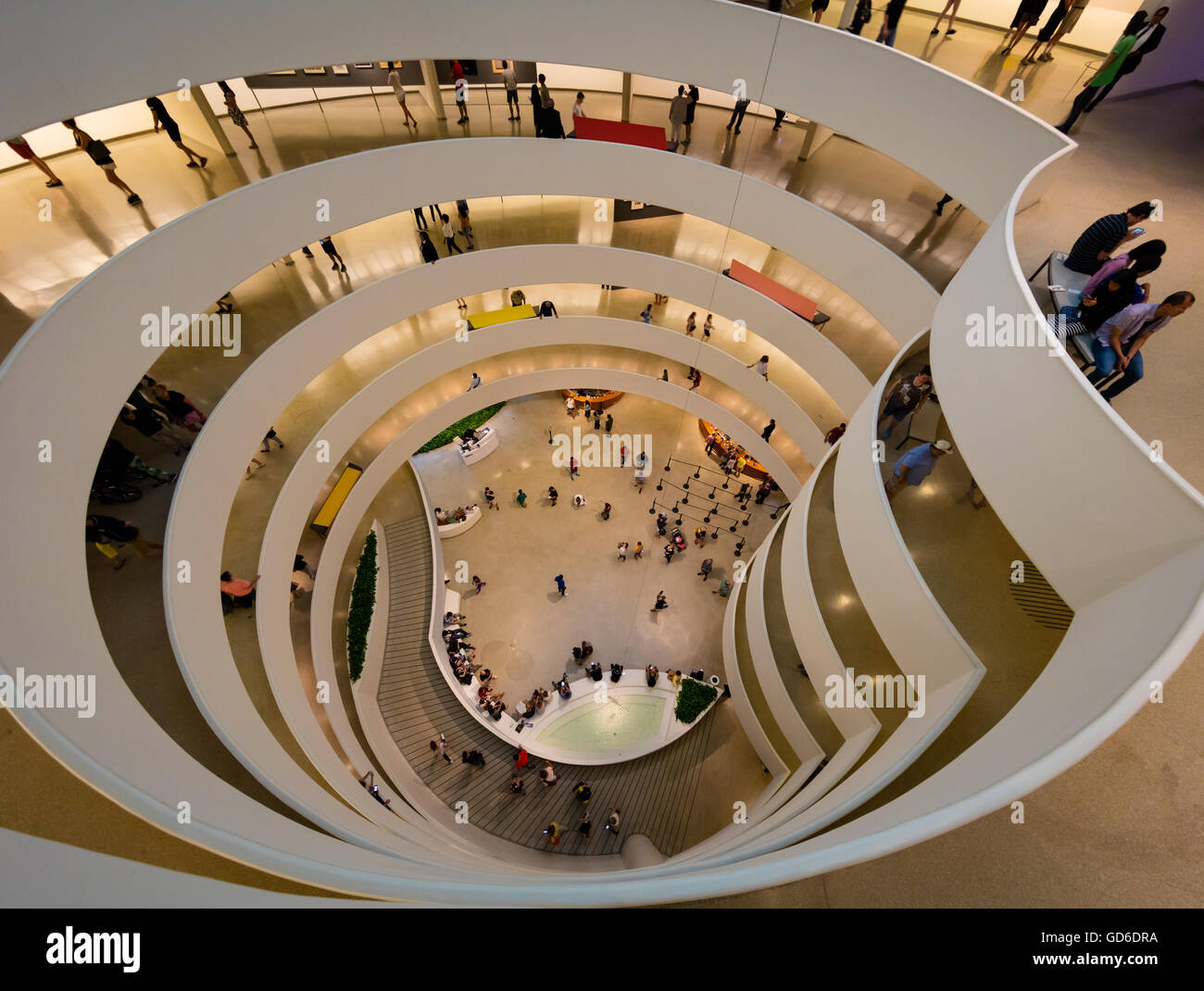 El Solomon R. Guggenheim Museum es un museo de arte situado en la Ciudad de Nueva York Foto de stock