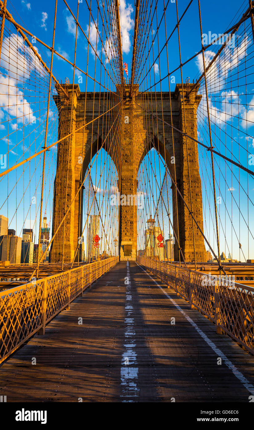 El Puente de Brooklyn en la Ciudad de Nueva York es uno de los más antiguos puentes de suspensión en los Estados Unidos Foto de stock