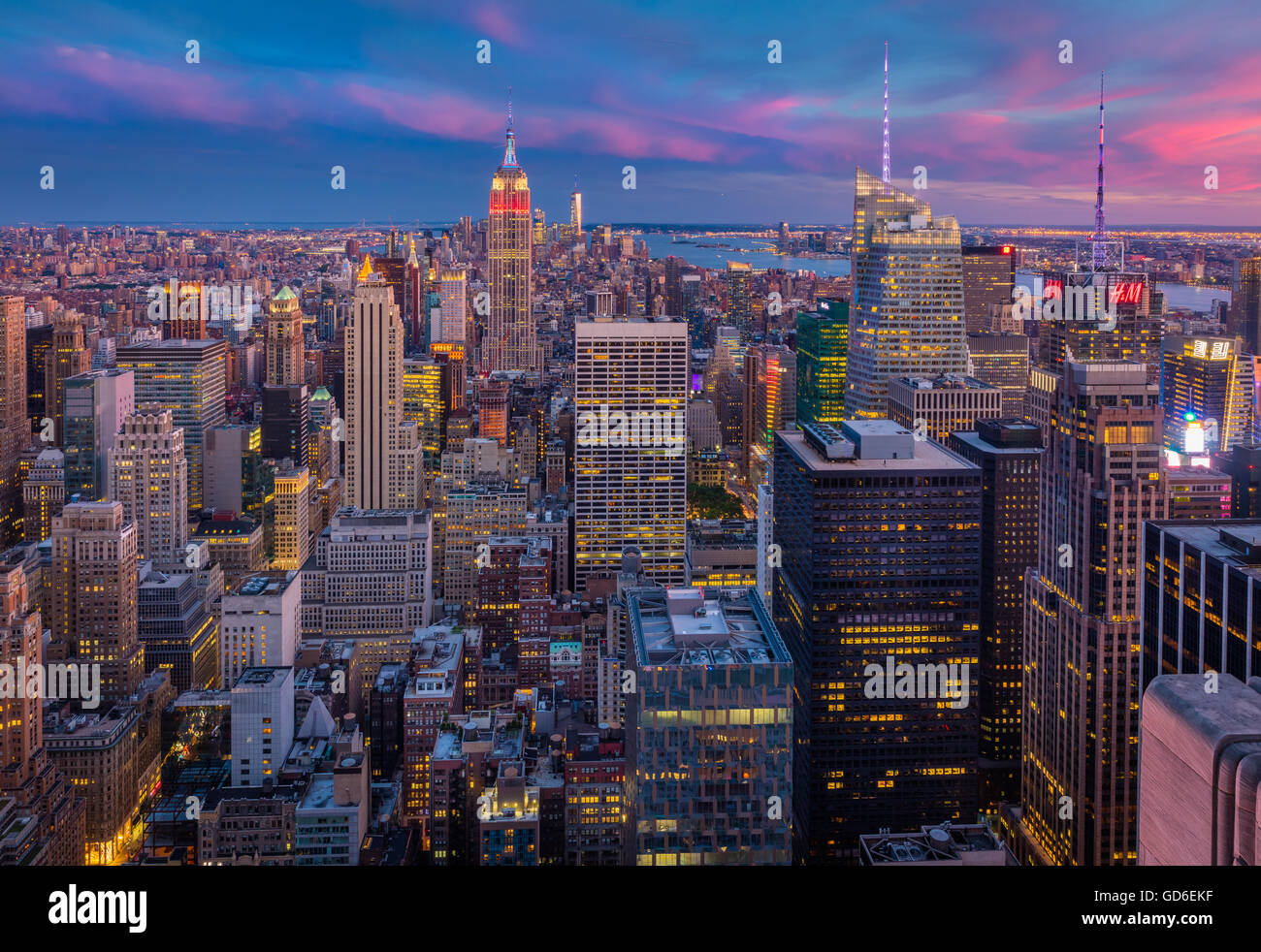 Manhattan al atardecer desde el Rockefeller Center en la Ciudad de Nueva York Midtown Foto de stock