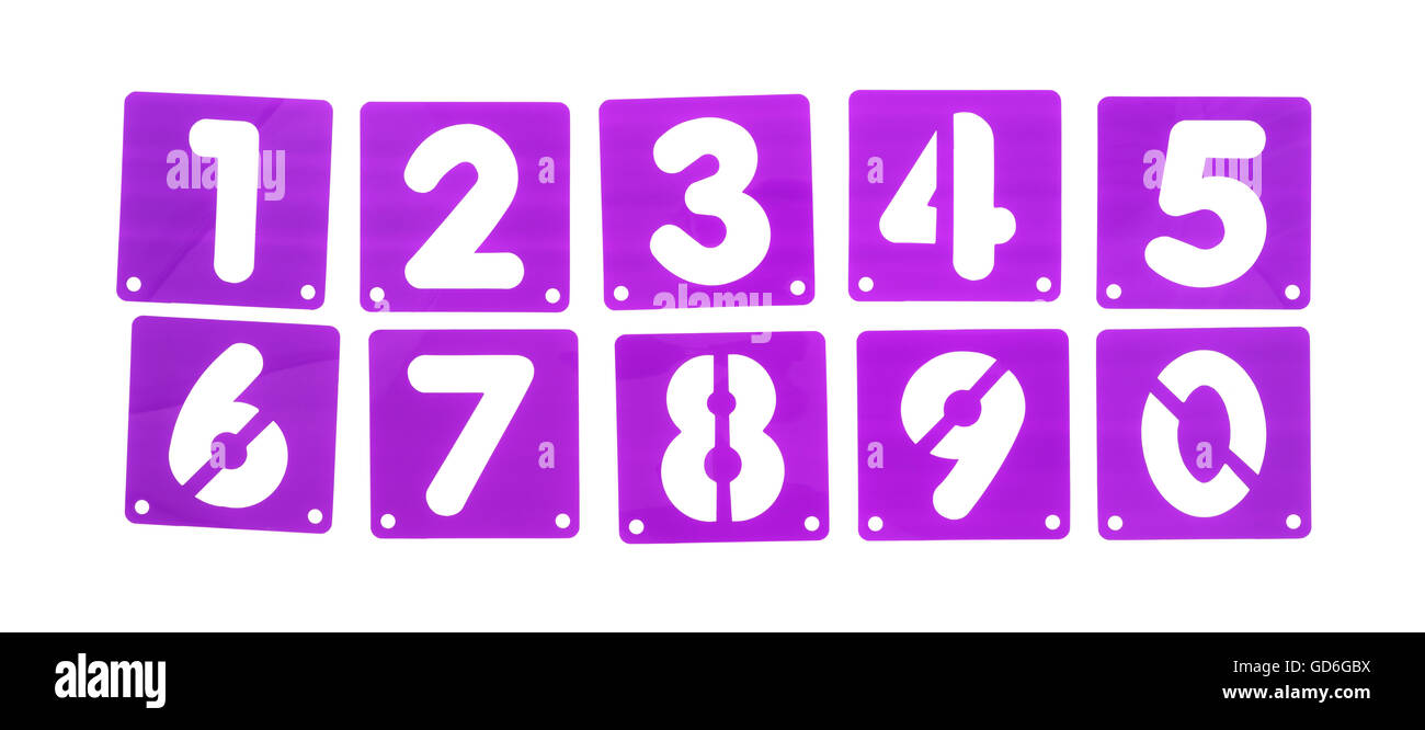 Un grupo de números en violeta un cartel stencils en una fila desordenada  aislado sobre un fondo blanco Fotografía de stock - Alamy