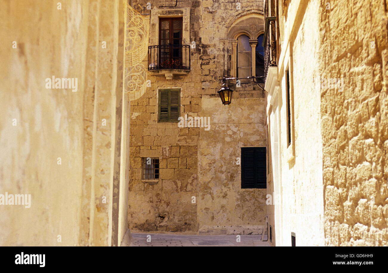 Una pequeña carretera en el centro del casco antiguo de la ciudad de La Valetta, en la isla de Malta en el Mar Mediterráneo en Europa. Foto de stock