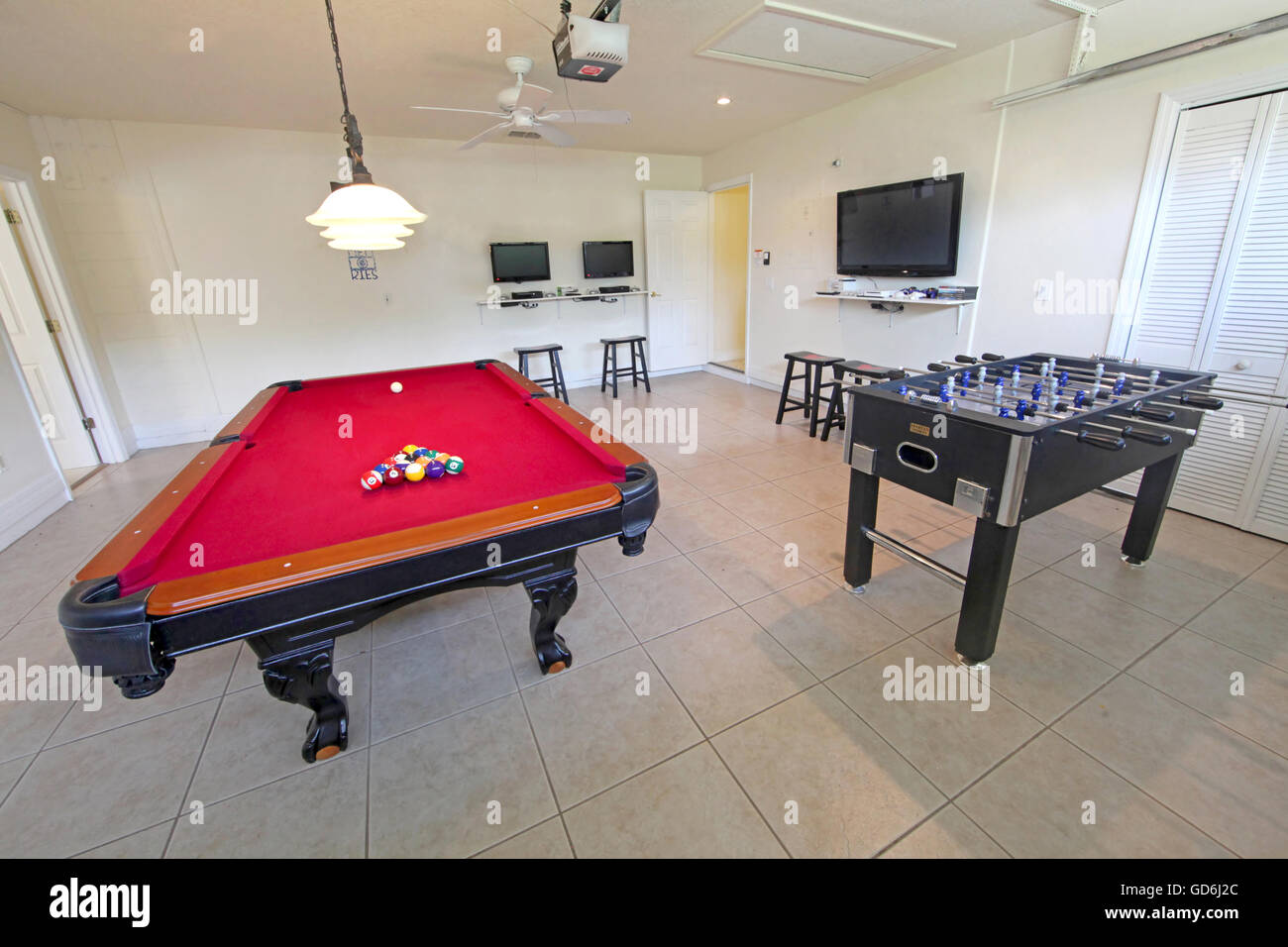 Una sala de juegos con mesa de billar y futbolín Fotografía de stock - Alamy