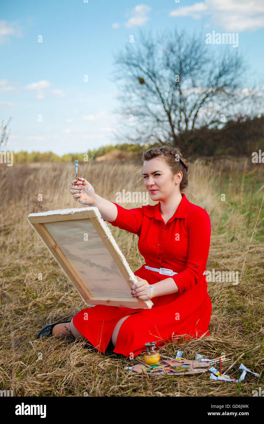 Joven artista mide la proporción del objeto para dibujar. mujer en un