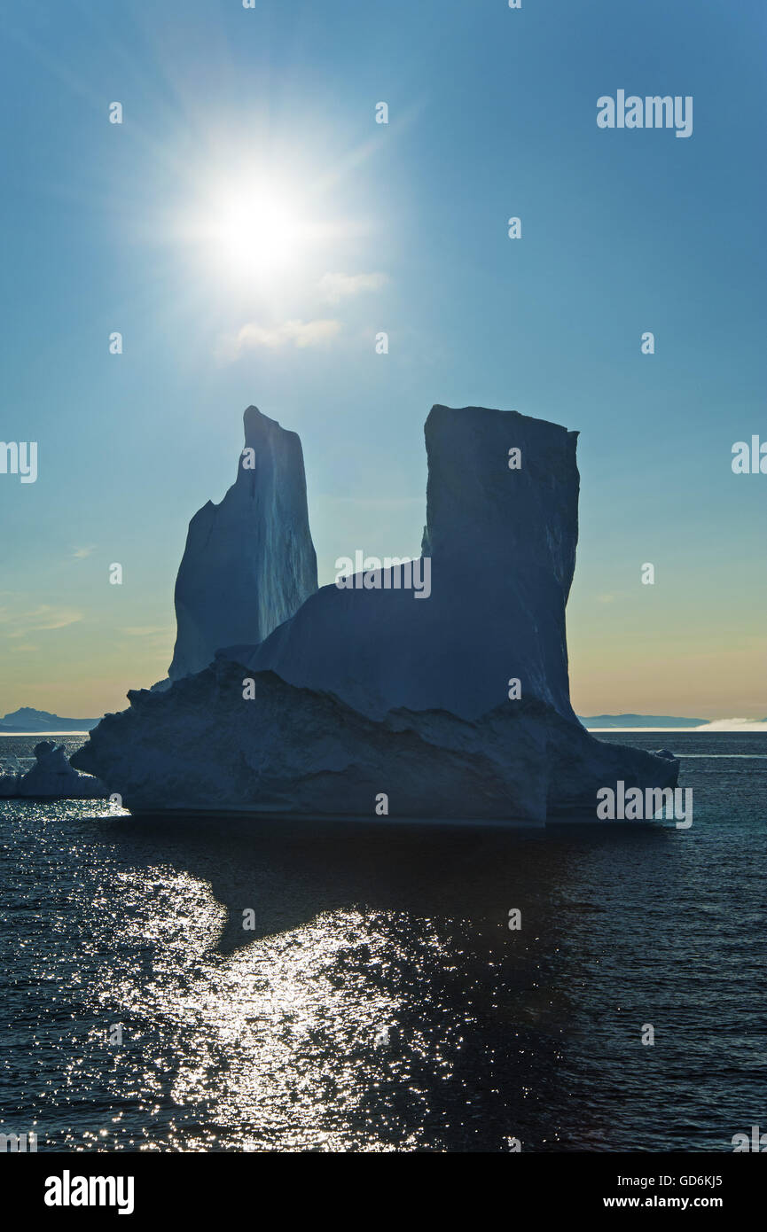 Siluetas verticales iceberg en la Bahía de Baffin cerca de Groenlandia. Foto de stock