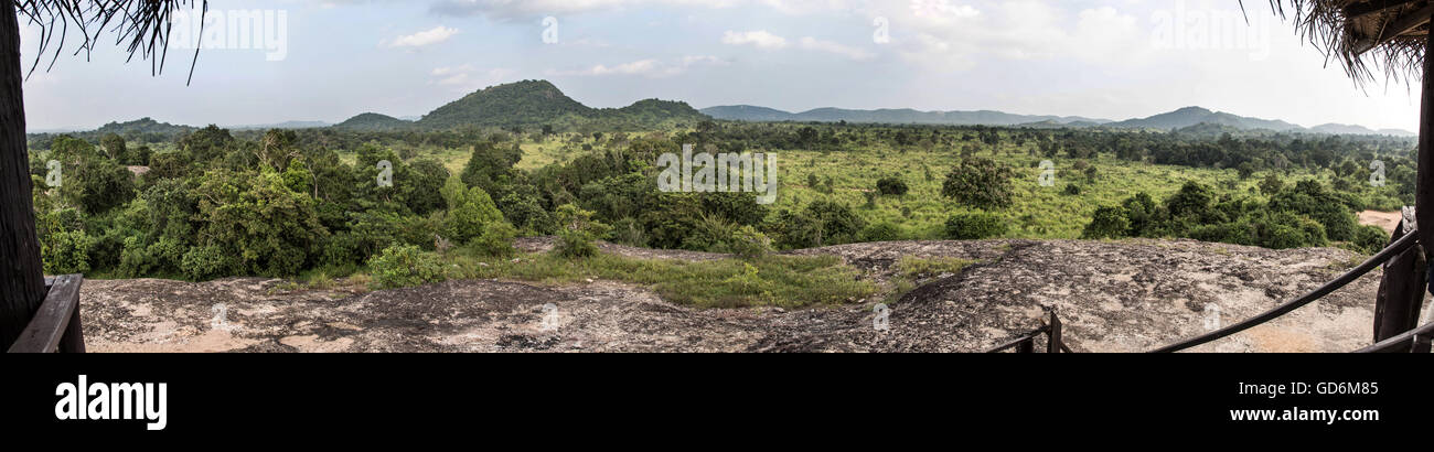 Panorama shot en el borde del Parque Nacional de Minneriya en Sri Lanka. Mostrando la selva, Bosque, Montañas en el parque Foto de stock