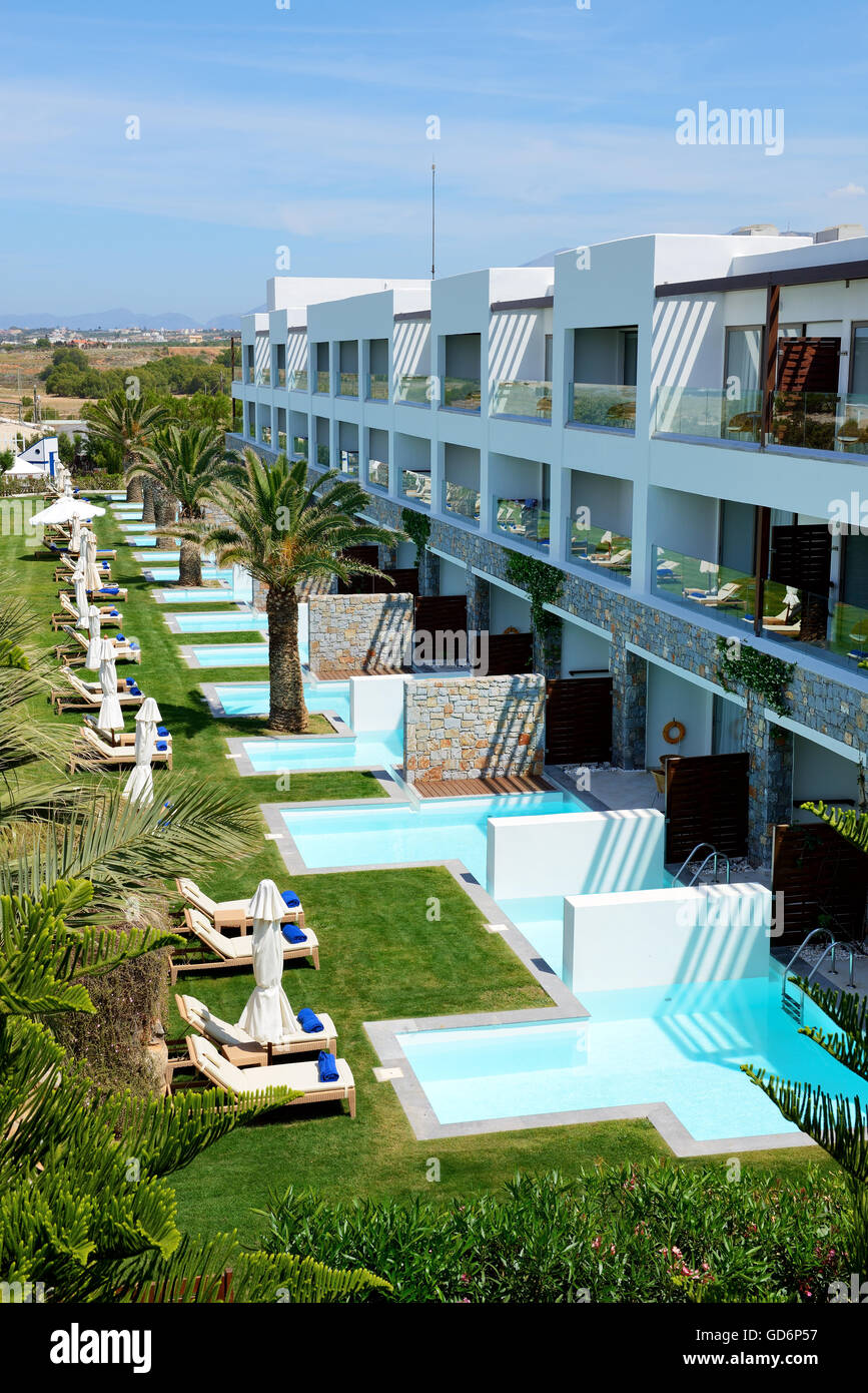 Las piscinas en hotel de lujo, Creta, Grecia Foto de stock