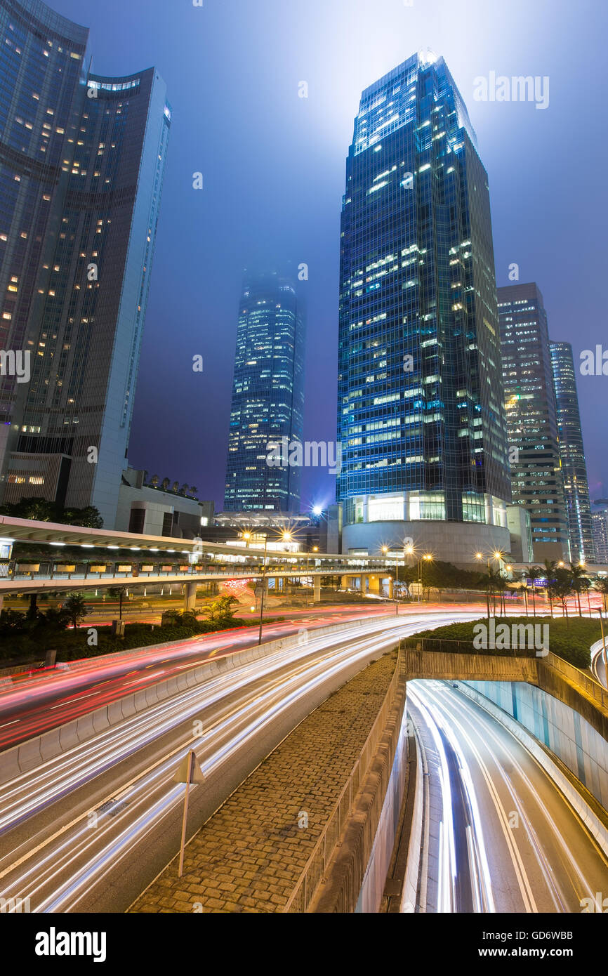 El distrito de negocios de Hong Kong por la noche la luz vía Foto de stock