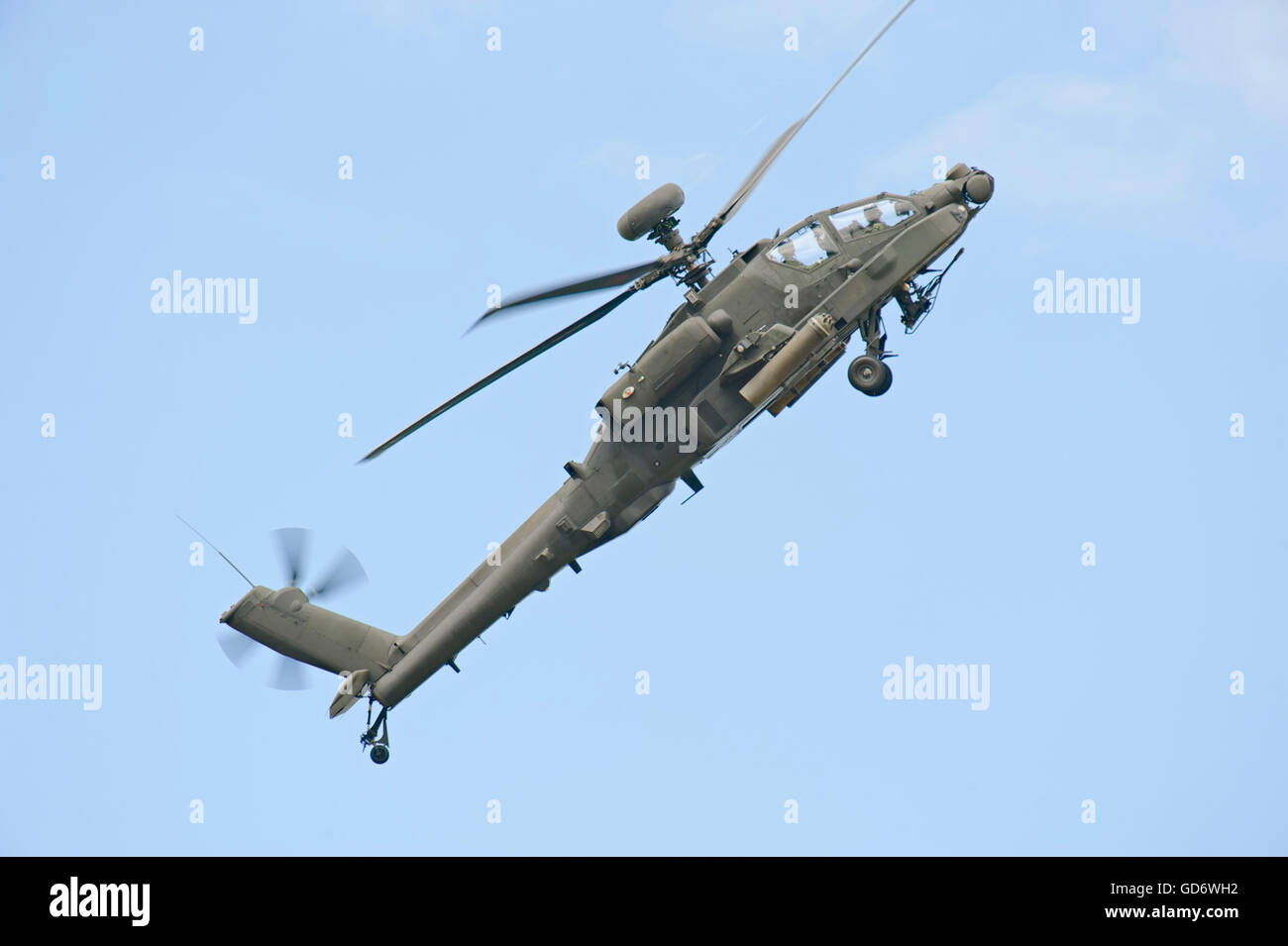 AH-64D Apache demostrando sus capacidades Foto de stock