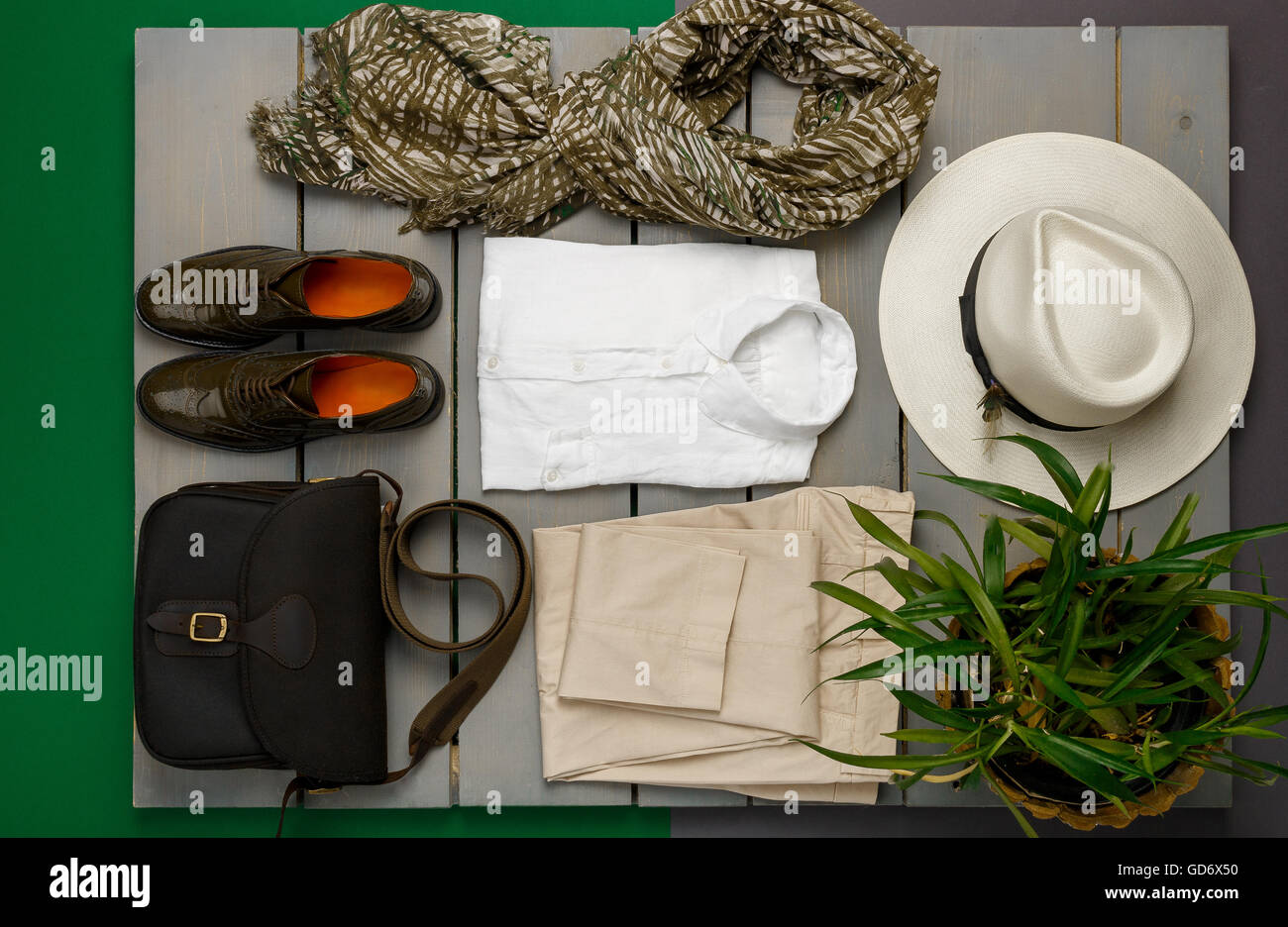 Traje de la mujer sobre fondo de madera. Ropa de moda. beige sombrero de  paja, pantalón beige, camisa blanca, bufanda verde bolsa crossbody negra  Fotografía de stock - Alamy