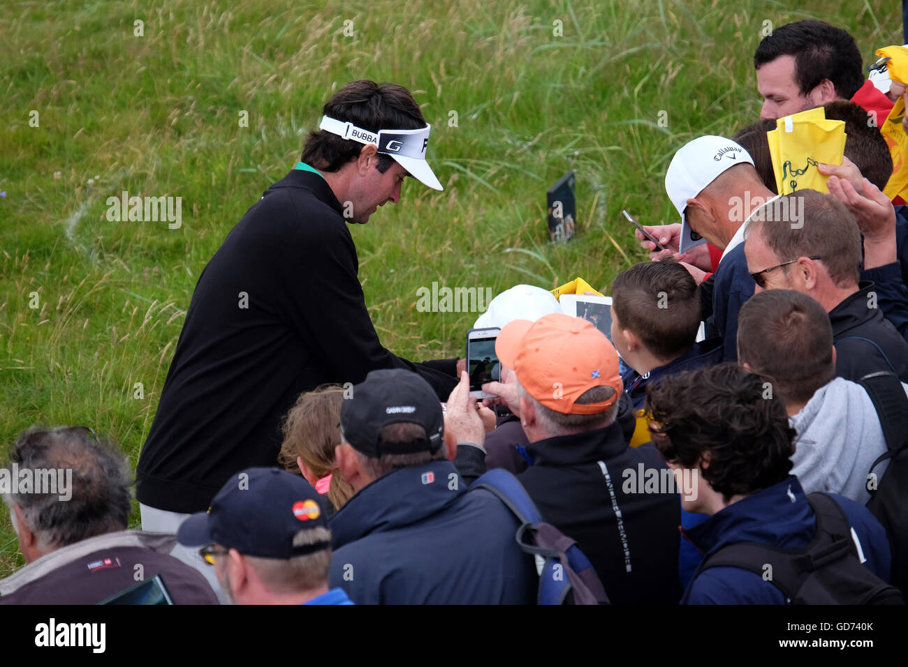Bubba Watson firma autógrafos en lunes jornada práctica en el año 2016 British Open de golf. Foto de stock