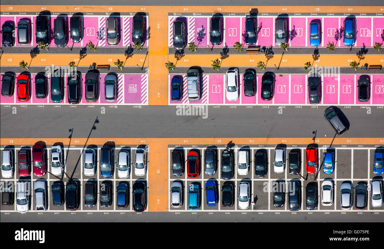 Vista aérea, aparcamiento de coches aparcados, plazas de aparcamiento para mujeres, minusválidos aparcamiento, centro comercial Parque Ruhr Bochum Foto de stock