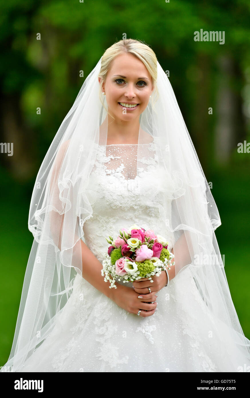 Novia vestido de novia con el ramo de novia y velo, Alemania Foto de stock