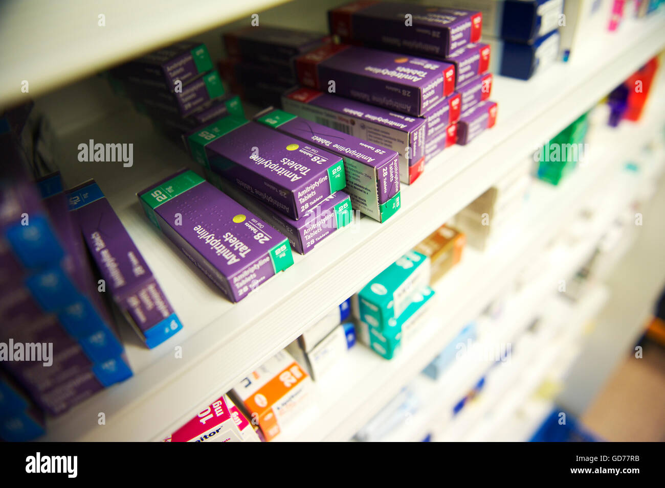 Apilar estantes llenos de medicamentos recetados en el NHS y farmacia privada Foto de stock