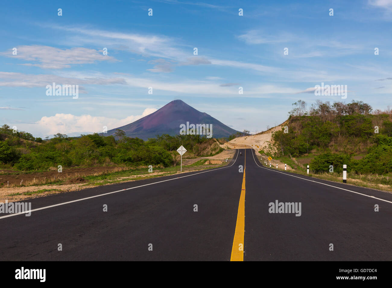Nueva carretera escénica con una fantástica vista del Volcán Momotombo, Nicaragua Foto de stock
