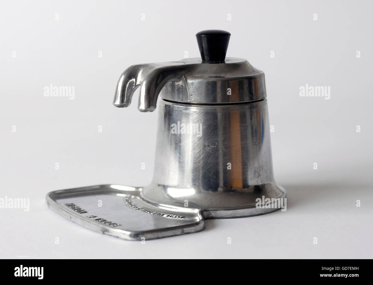 Cafetera italiana de aluminio de dos tazas Fotografía de stock - Alamy