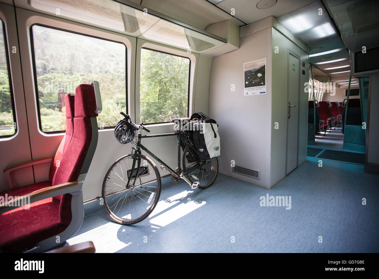 Una bicicleta que cuelga en un tren regional (TER), Francia Fotografía de  stock - Alamy