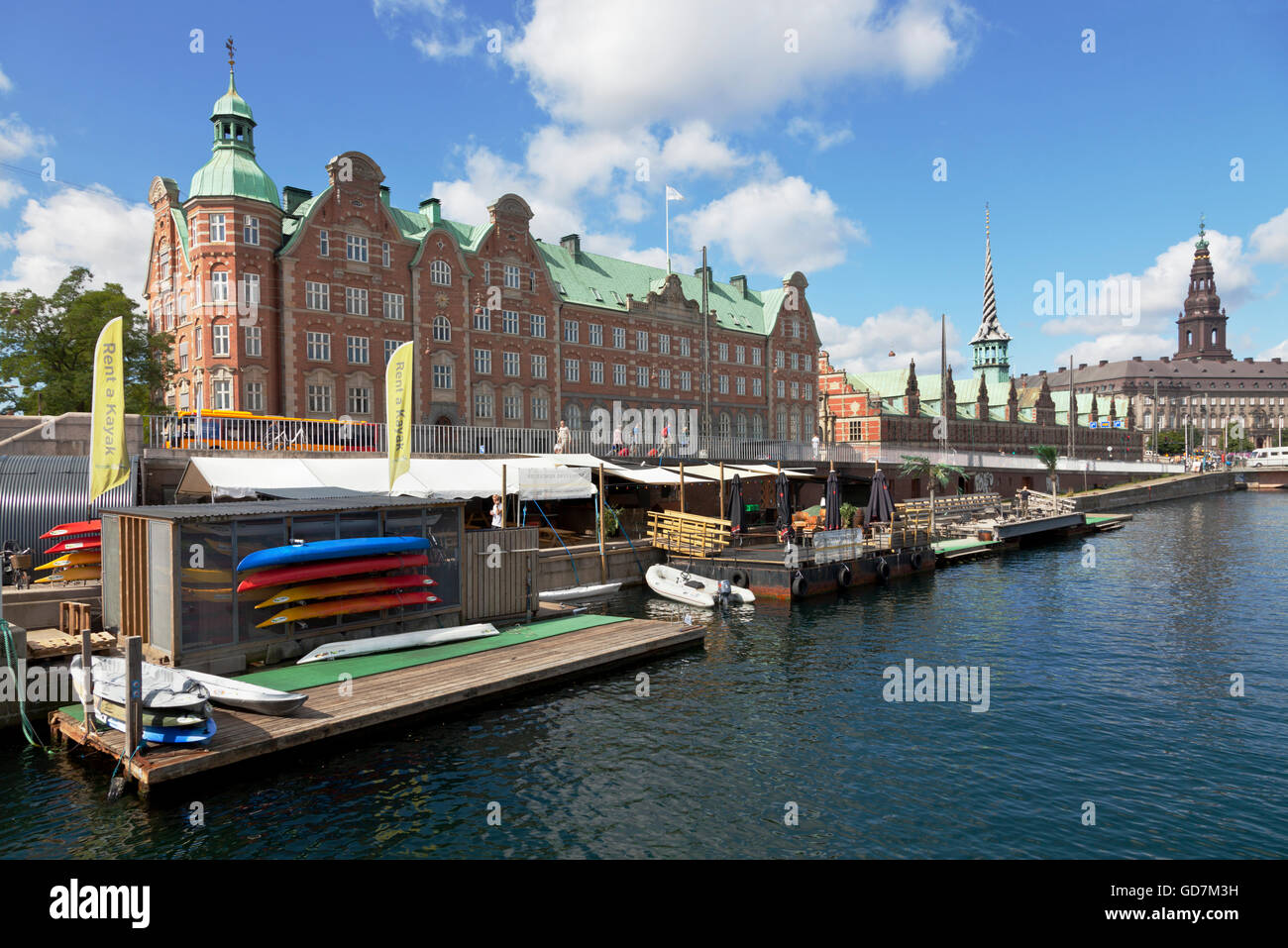 República de kayak en el puerto interior en el centro de Copenhague,  alquiler de canoas y Waterside cafe y bar con playa flotante y canal tours  en kayak Fotografía de stock -