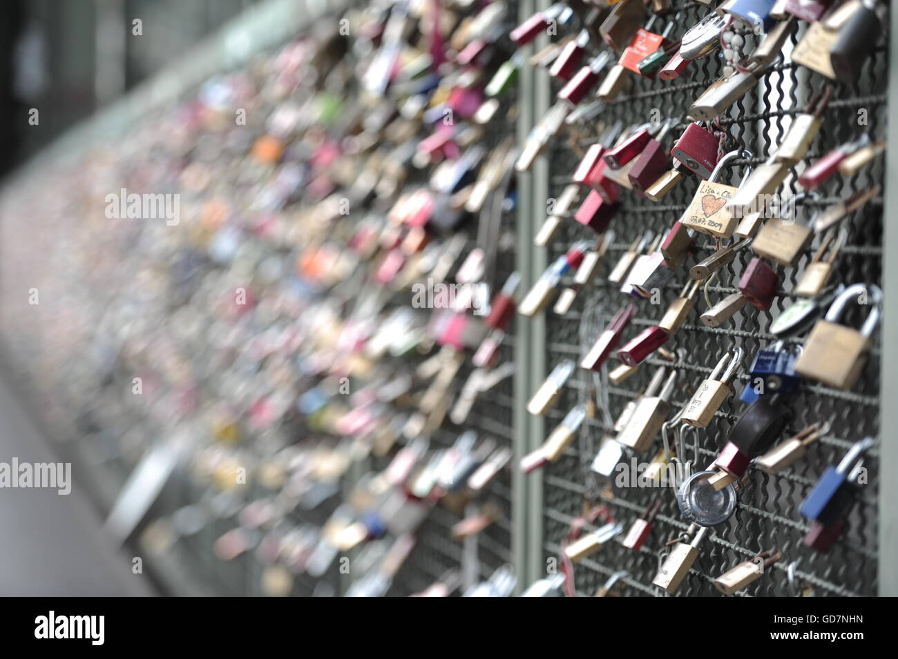 Amor bloqueos en puente Hohenzollen, Colonia, Alemania Foto de stock