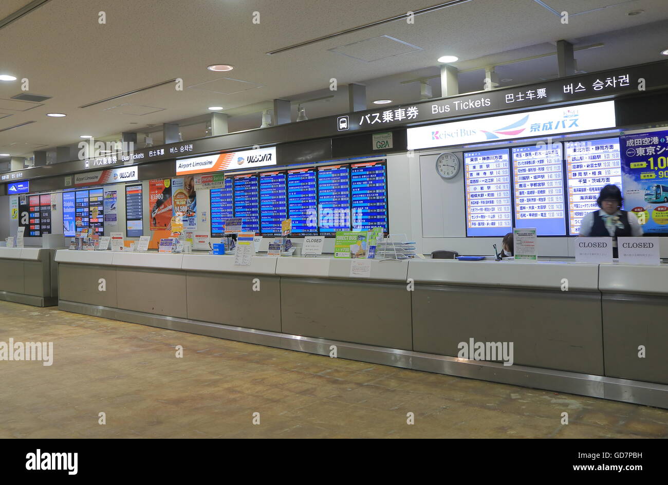 Oficina de venta de billetes de autobús en el Aeropuerto de Narita en Tokio, Japón. Foto de stock