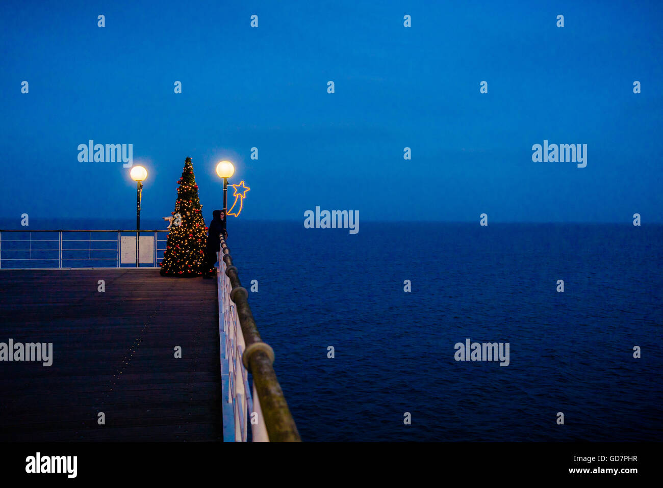 Árbol de navidad en el puente en el mar Foto de stock