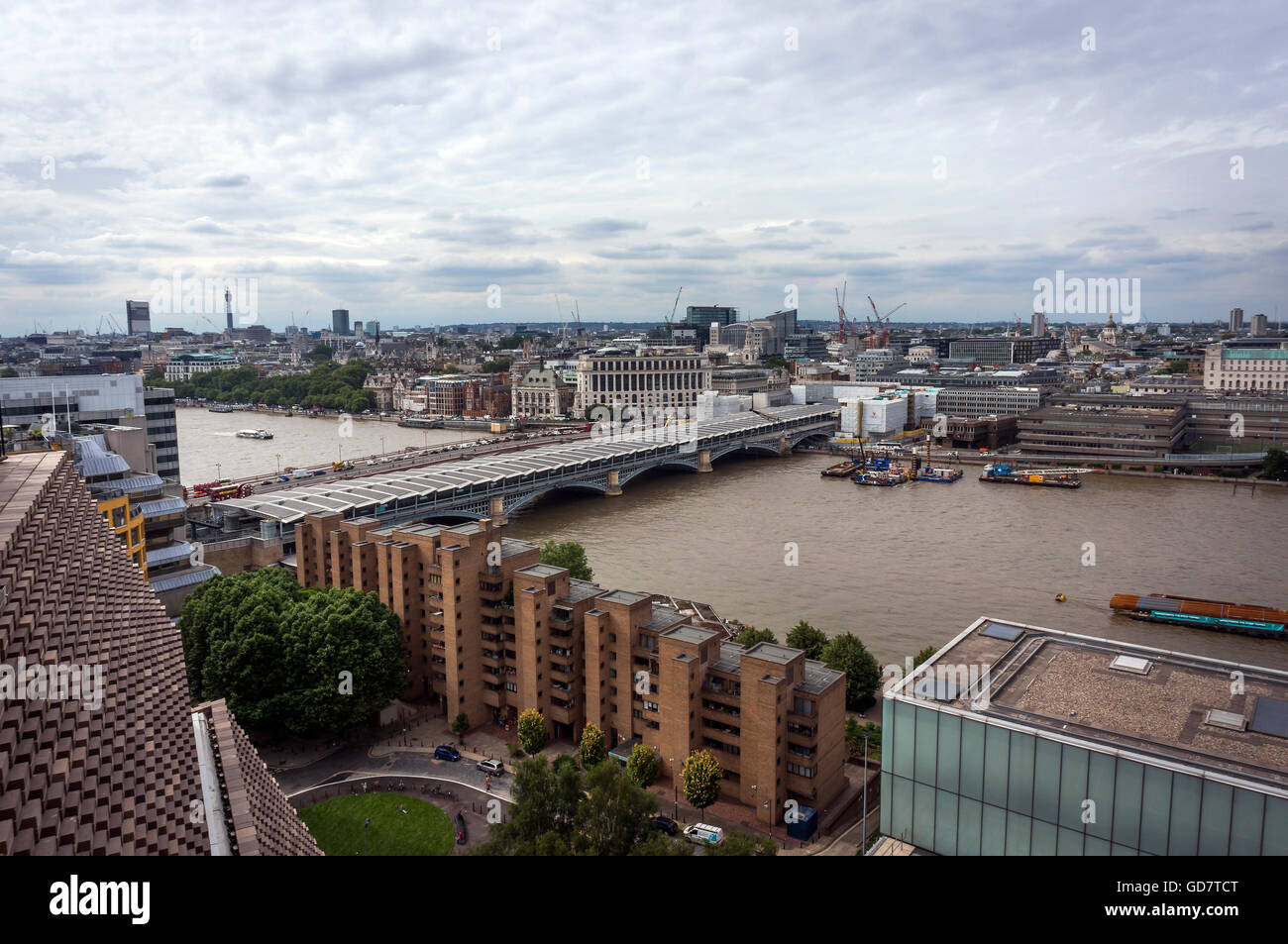 Vista desde la galería de arte Tate Modern extensión en el South Bank, Londres, Reino Unido. Foto de stock