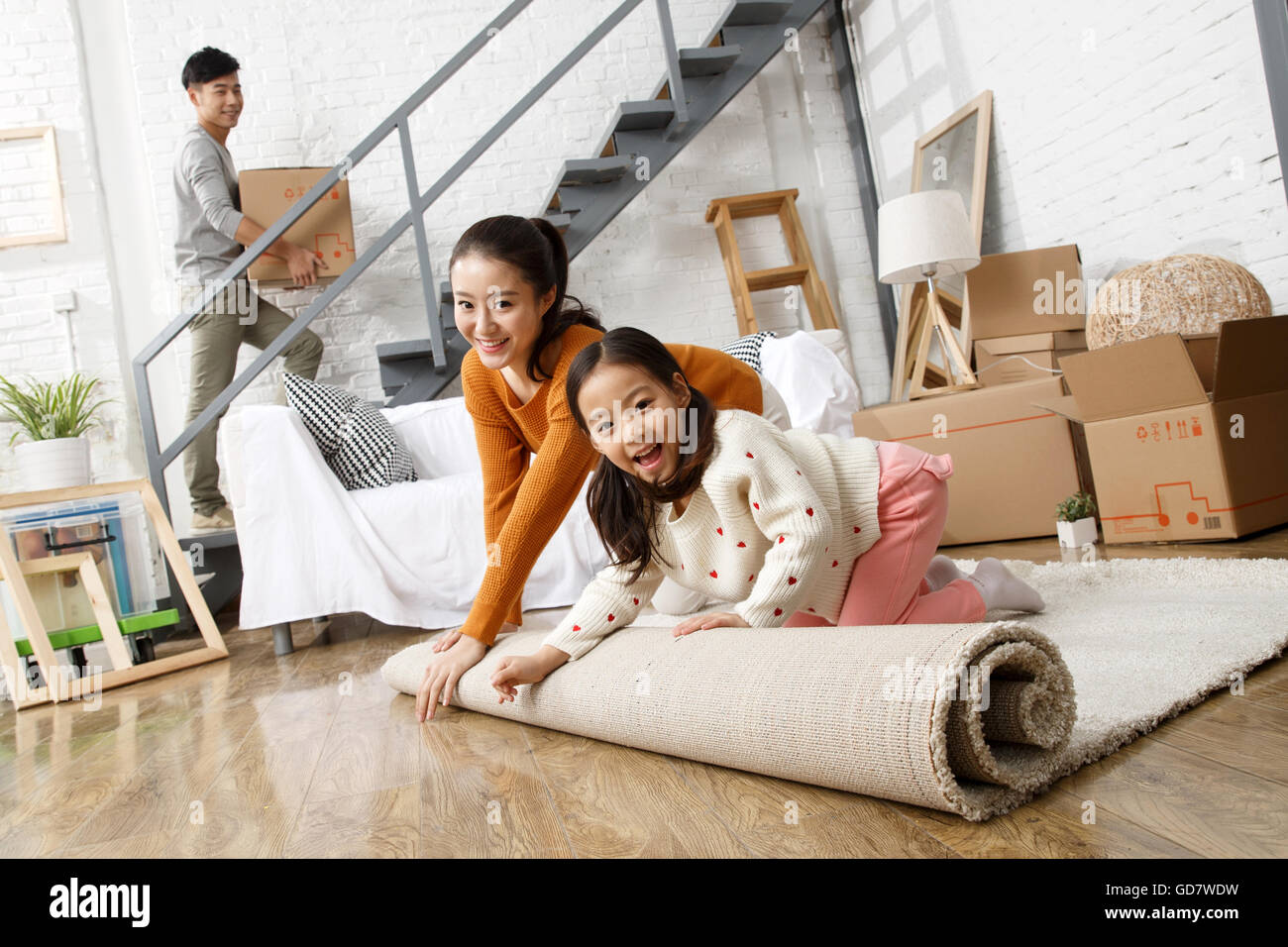 Feliz familia se mudó a Nueva Casa Foto de stock