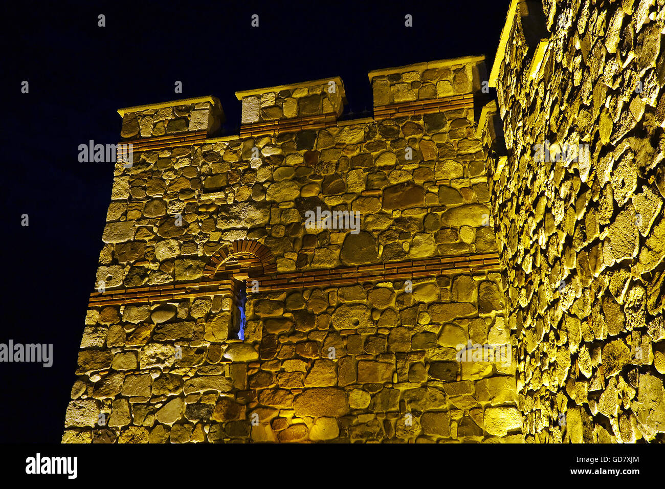 Antigua fortaleza histórica iluminado con luz amarilla durante la noche en Sozopol, Bulgaria Foto de stock