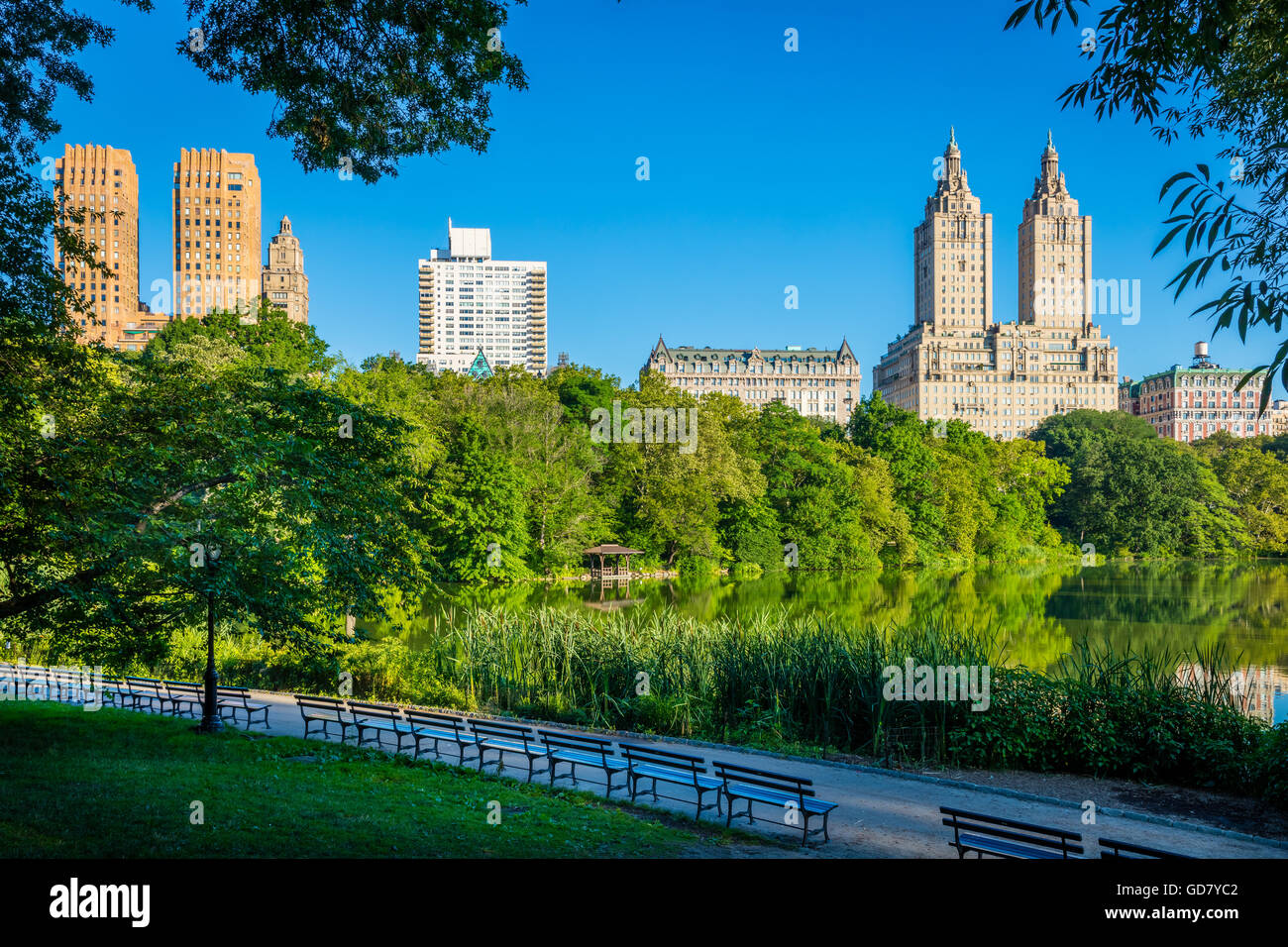 Upper West Side edificios residenciales a través del lago en Central Park, New York City Foto de stock