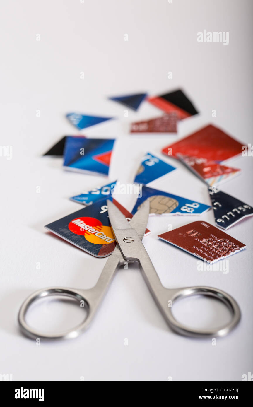 Tarjeta de crédito concepto depart. Imagen de un corte de tarjeta de crédito y un par de tijeras Foto de stock