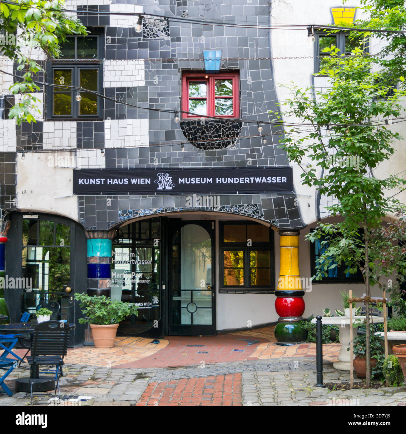 Patio de Kunst Haus Wien, Hundertwasser, Museo en el distrito 3 de Viena, Austria Foto de stock