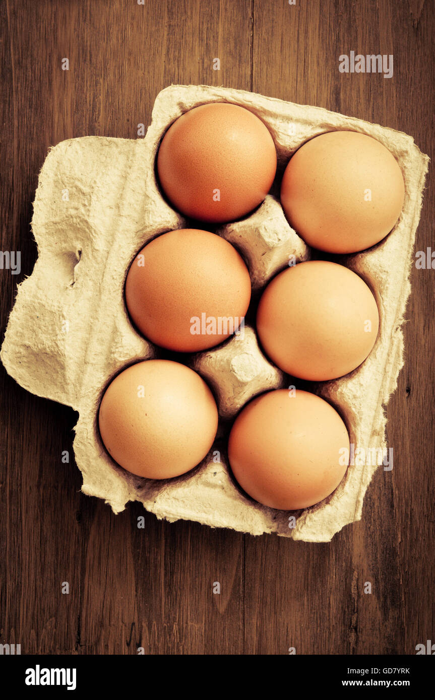 Cartón de seis huevos Foto de stock
