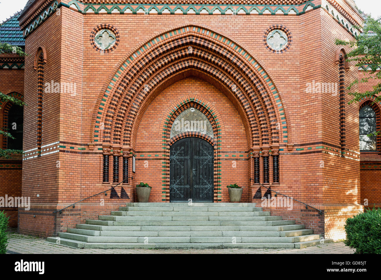 Iglesia de madera masiva con un asa de la puerta con una mano de hierro forjado asentado en un muro de ladrillo en la iglesia. Breclav. Sur Moravi Foto de stock