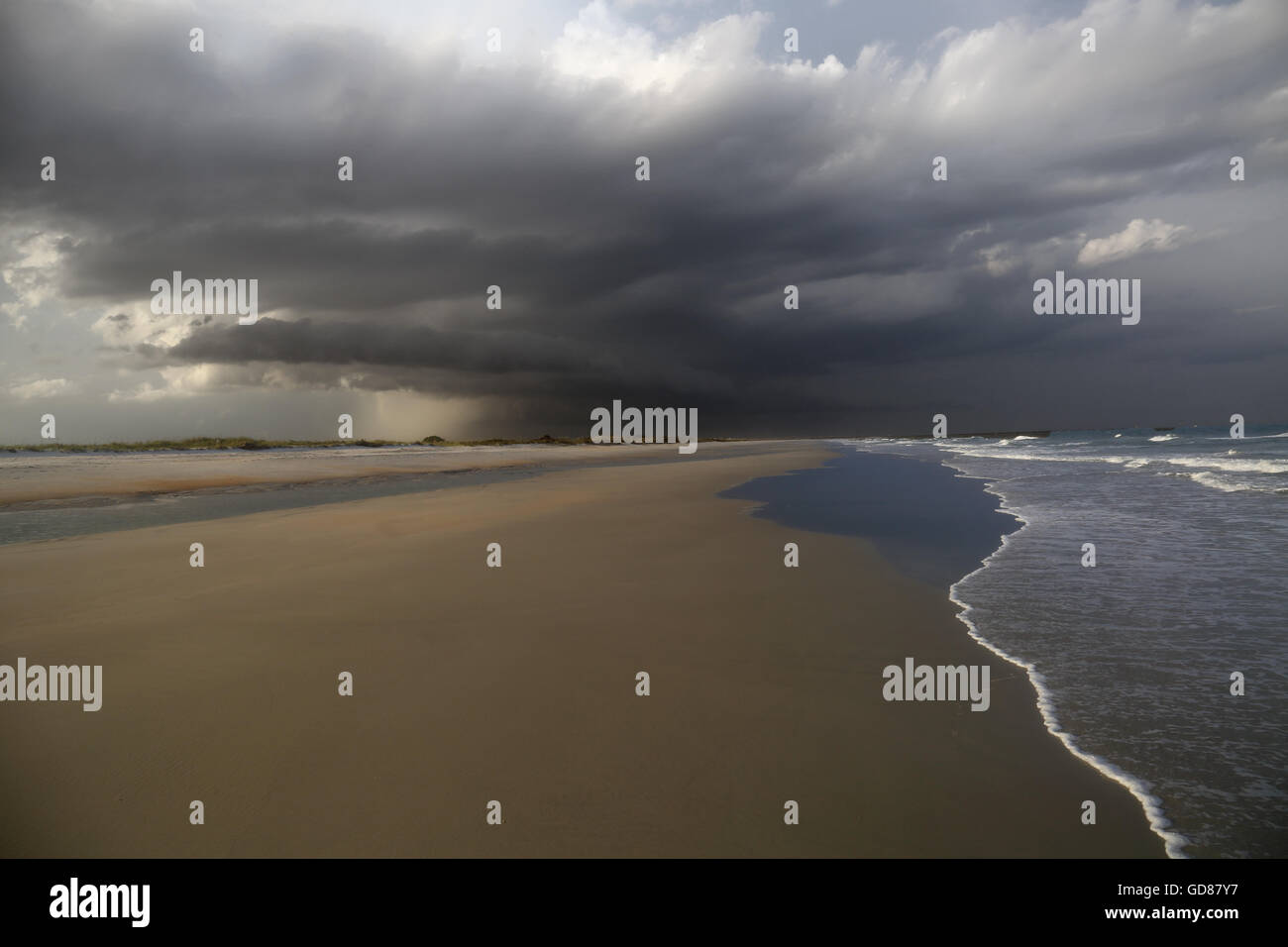 Una tarde tormenta rollos en una playa de Carolina del Sur. Foto de stock