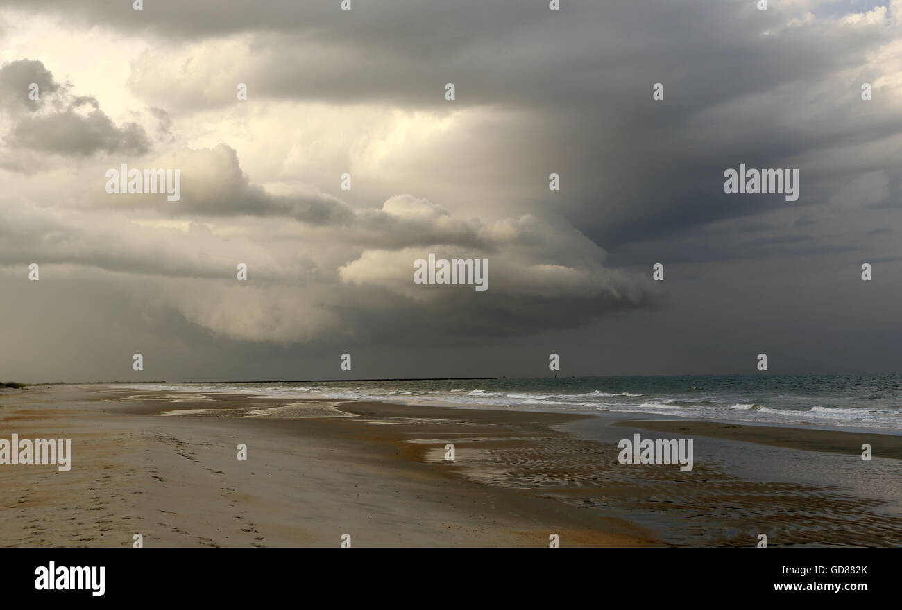 Una tormenta rollos en una playa de Carolina del Sur. Foto de stock