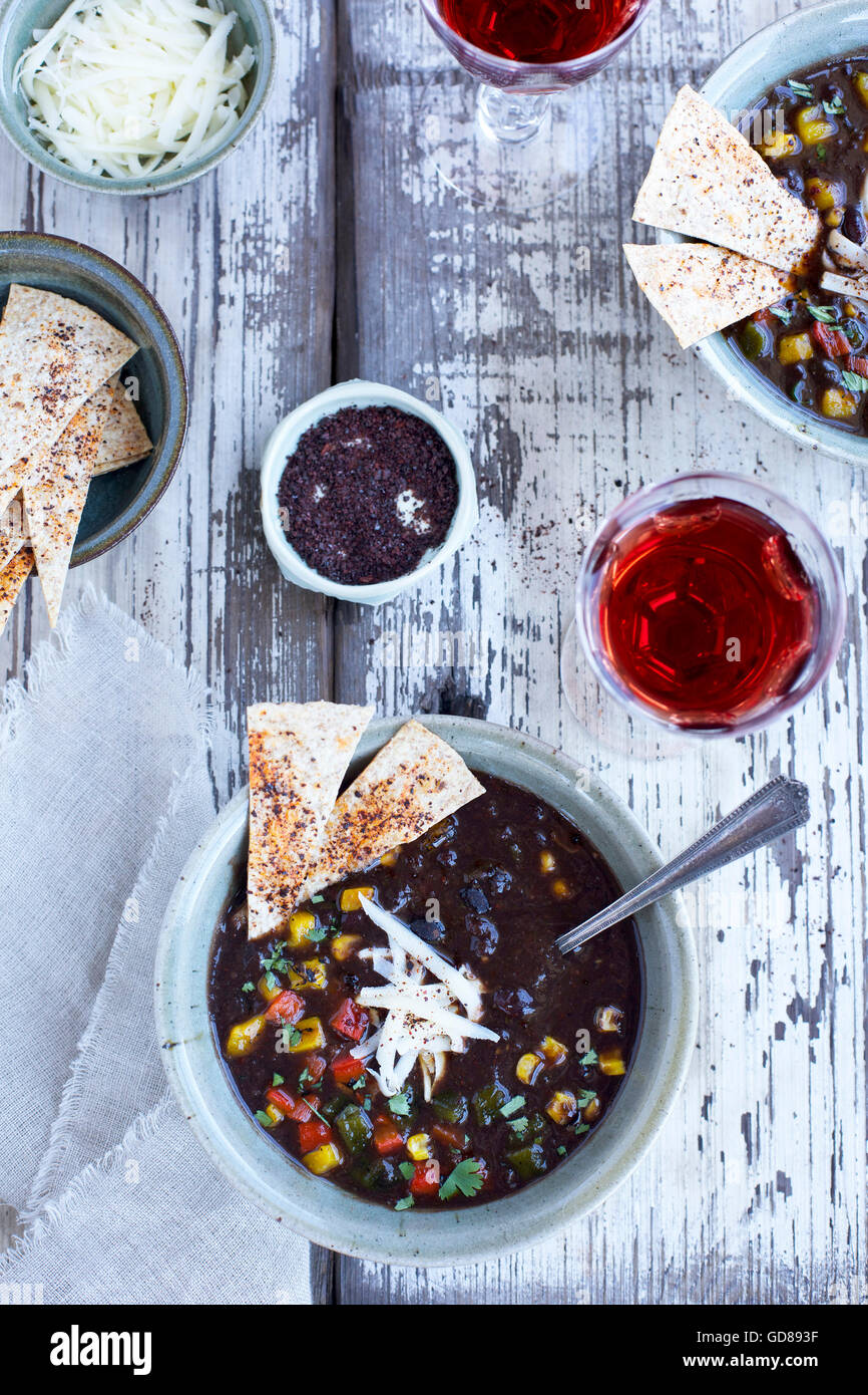 Sopa de Frijoles Negros rematados con pimientos asados y cilanrto con