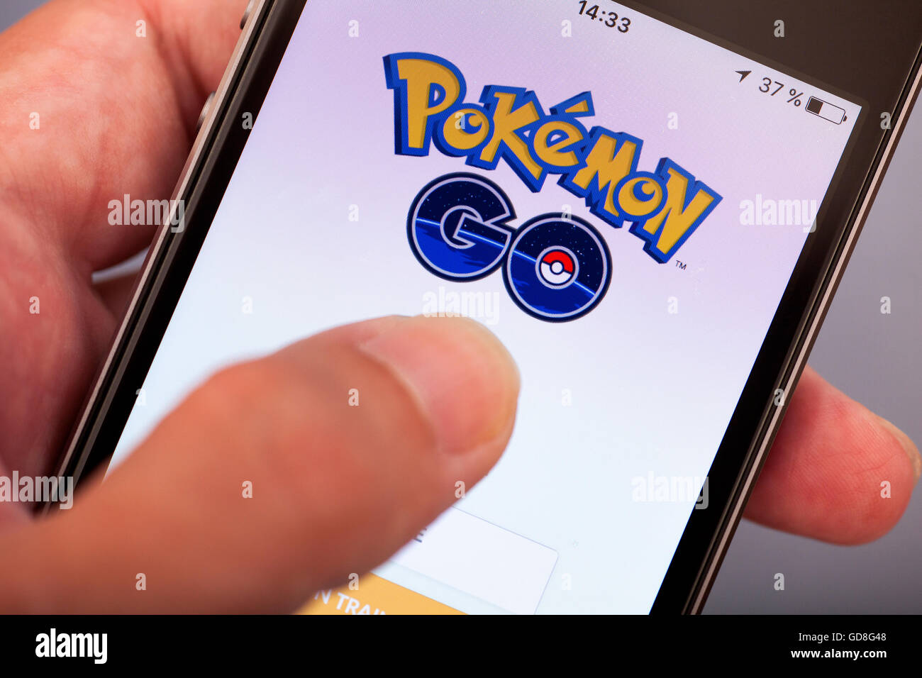 Tambov Rusia Julio 13 16 Persona Mano Empezando Pokemon Ir Aplicaciones En Apple Iphone5s Foto De Estudio Fotografia De Stock Alamy