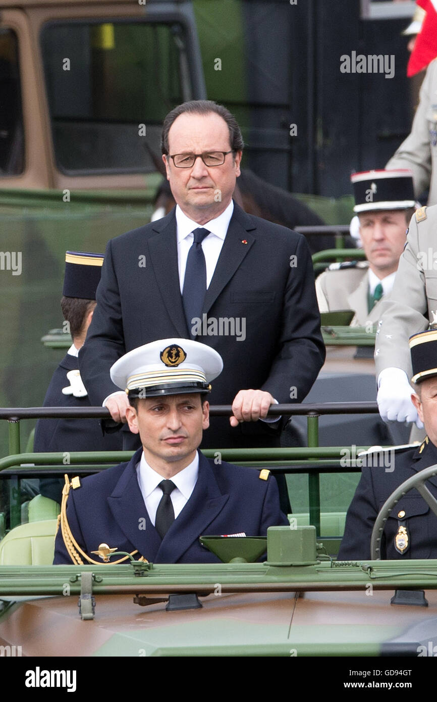 París, Francia. El 14 de julio, 2016. El presidente francés, Francois Hollande llega para el anual desfile militar del día de la Bastilla en París, Francia, el 14 de julio de 2016. Crédito: Alan Wilson/Xinhua/Alamy Live News Foto de stock