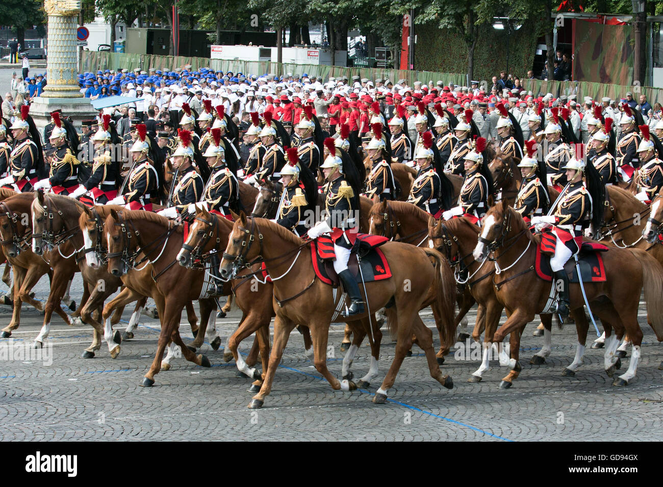París, Francia. El 14 de julio, 2016. La guardia republicana marzo anual durante el desfile militar del día de la Bastilla en París, Francia, el 14 de julio de 2016. Crédito: Alan Wilson/Xinhua/Alamy Live News Foto de stock