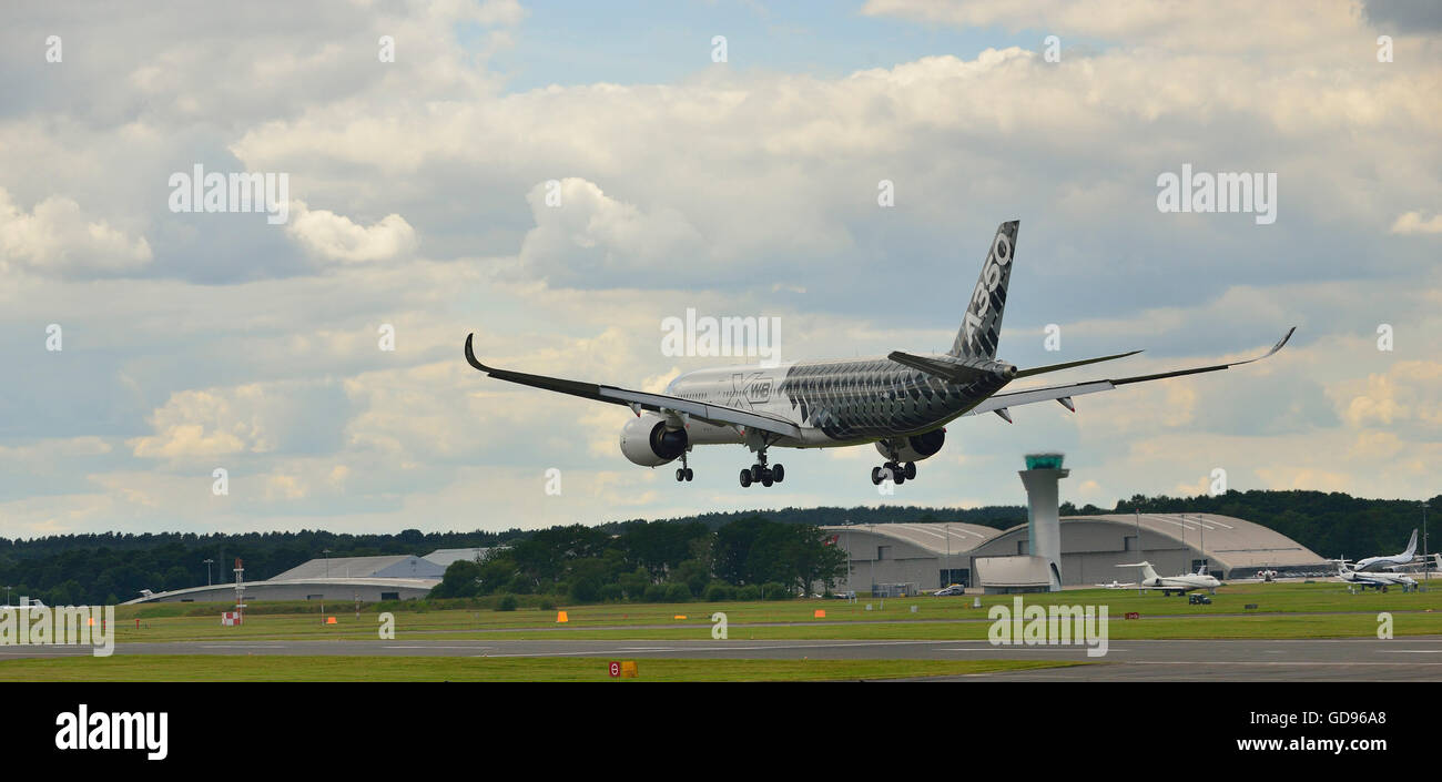 Farnborough, Hampshire, Reino Unido. El 14 de julio, 2016. 4 º día del comercio internacional Farnborough Airshow. El Airbus A350 XWB lleva a los cielos en un vuelo de demostración Foto de stock