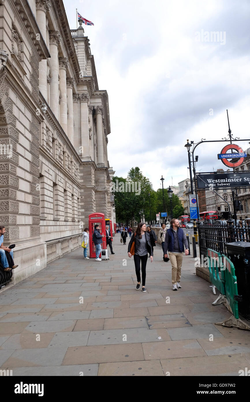 La entrada al metro de Londres en la estación de Westminster Londres, cerca de las oficinas del gobierno Foto de stock