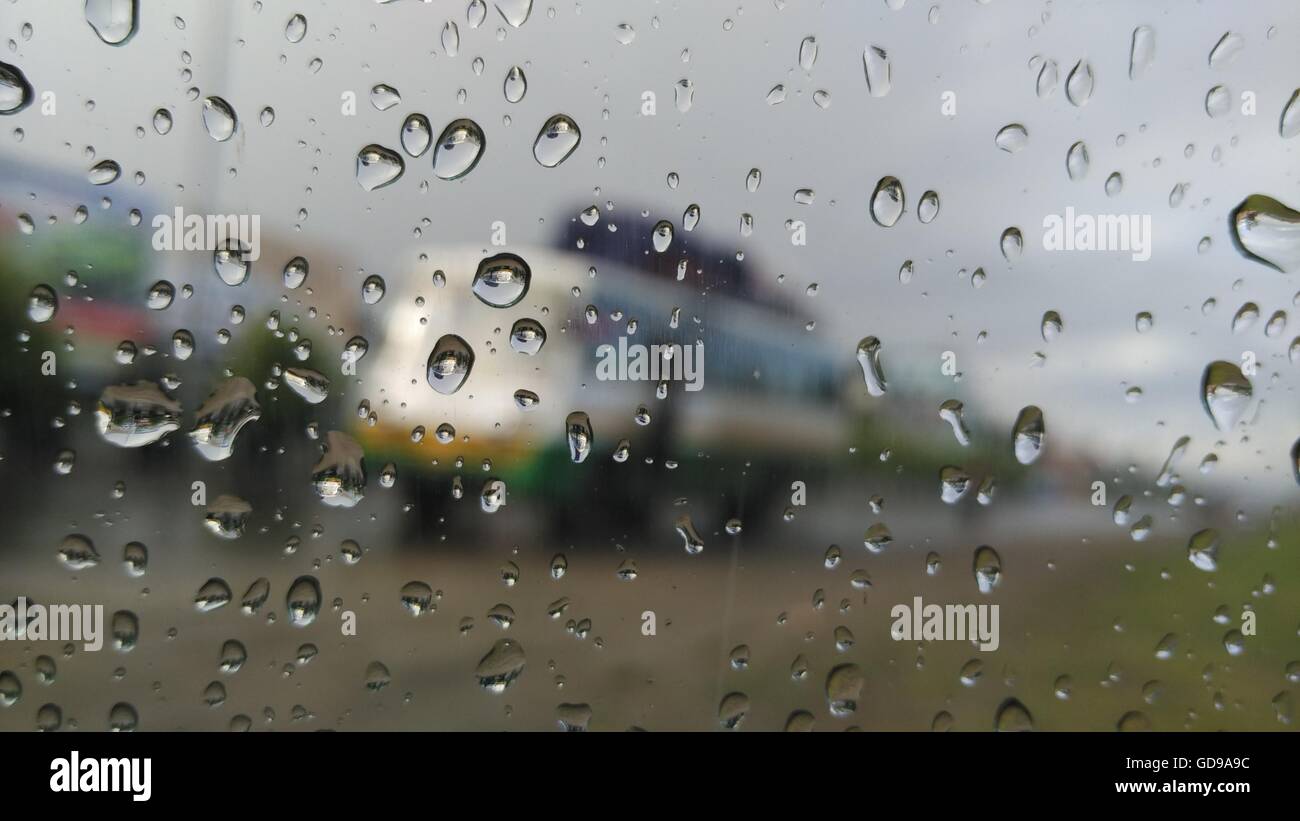 Foco en las gotas de cristal de coche Foto de stock