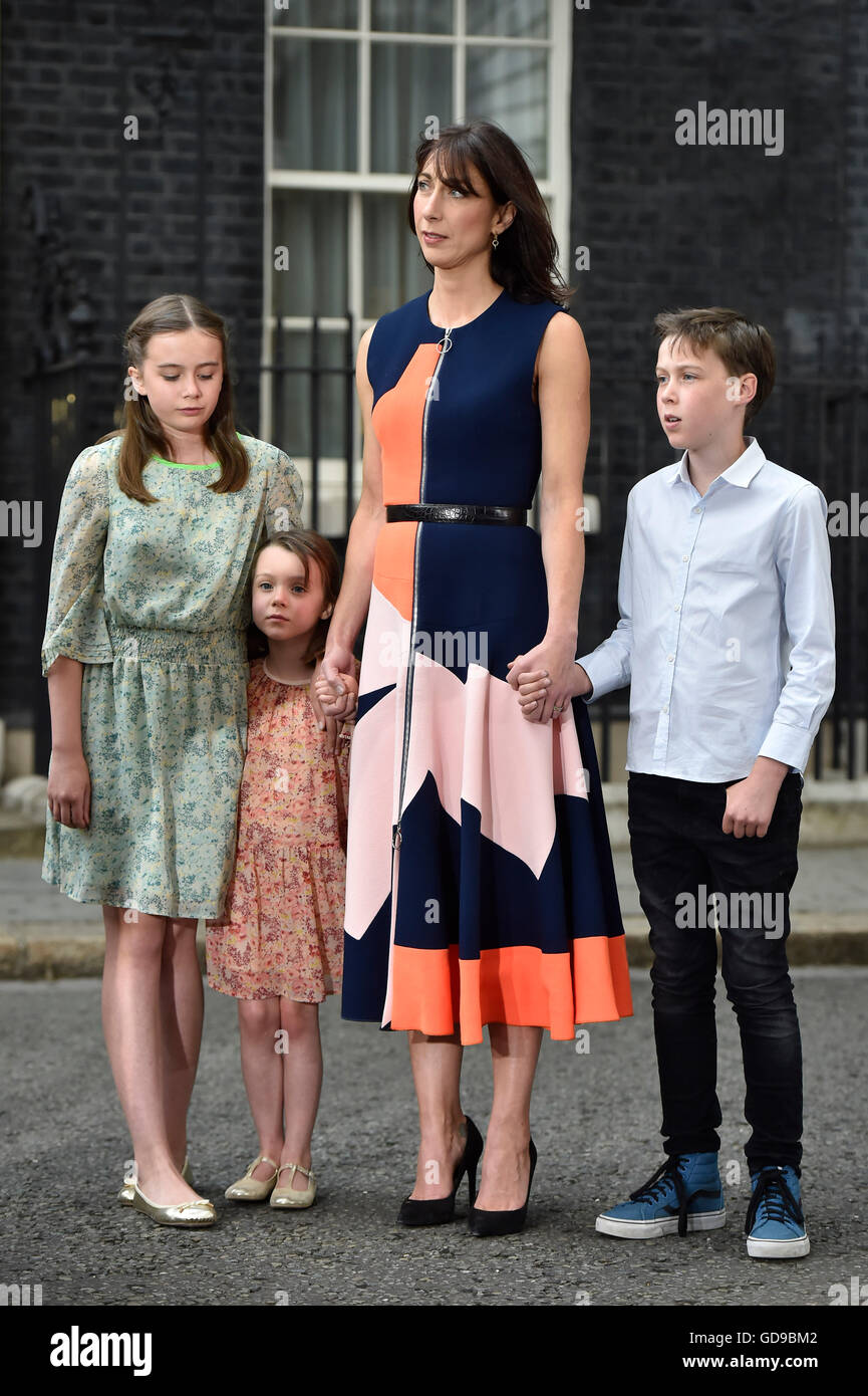 Samantha Cameron y niños Nancy, 12 Elwen, 10 y Florencia, 5, observe como  David Cameron habla fuera el número 10 de Downing Street en Londres antes  de salir para el Palacio de
