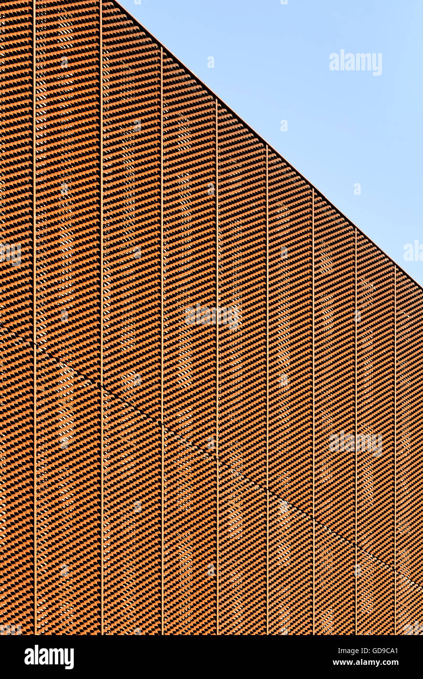 Panel de malla de acero de color óxido. Central, Hebburn Hebburn, Reino Unido. Arquitecto: Faulkner Browns, 2016. Foto de stock
