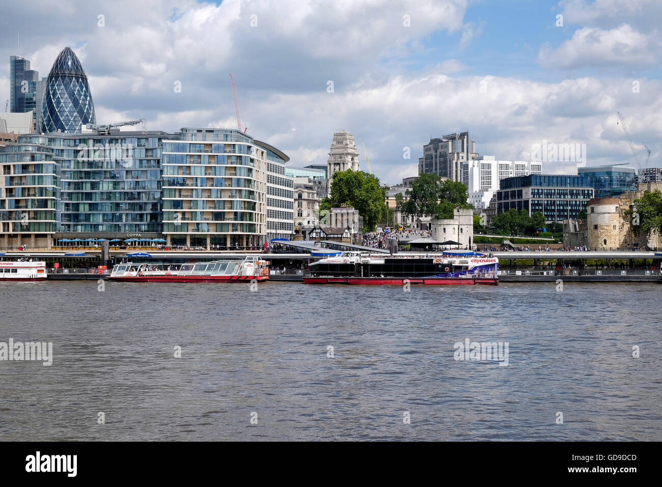 Londres, Reino Unido. Río Támesis desde el banco del sur. Excursión fluvial los barcos están en el primer plano y "Gerkin' un hito de Londres a la izquierda Foto de stock