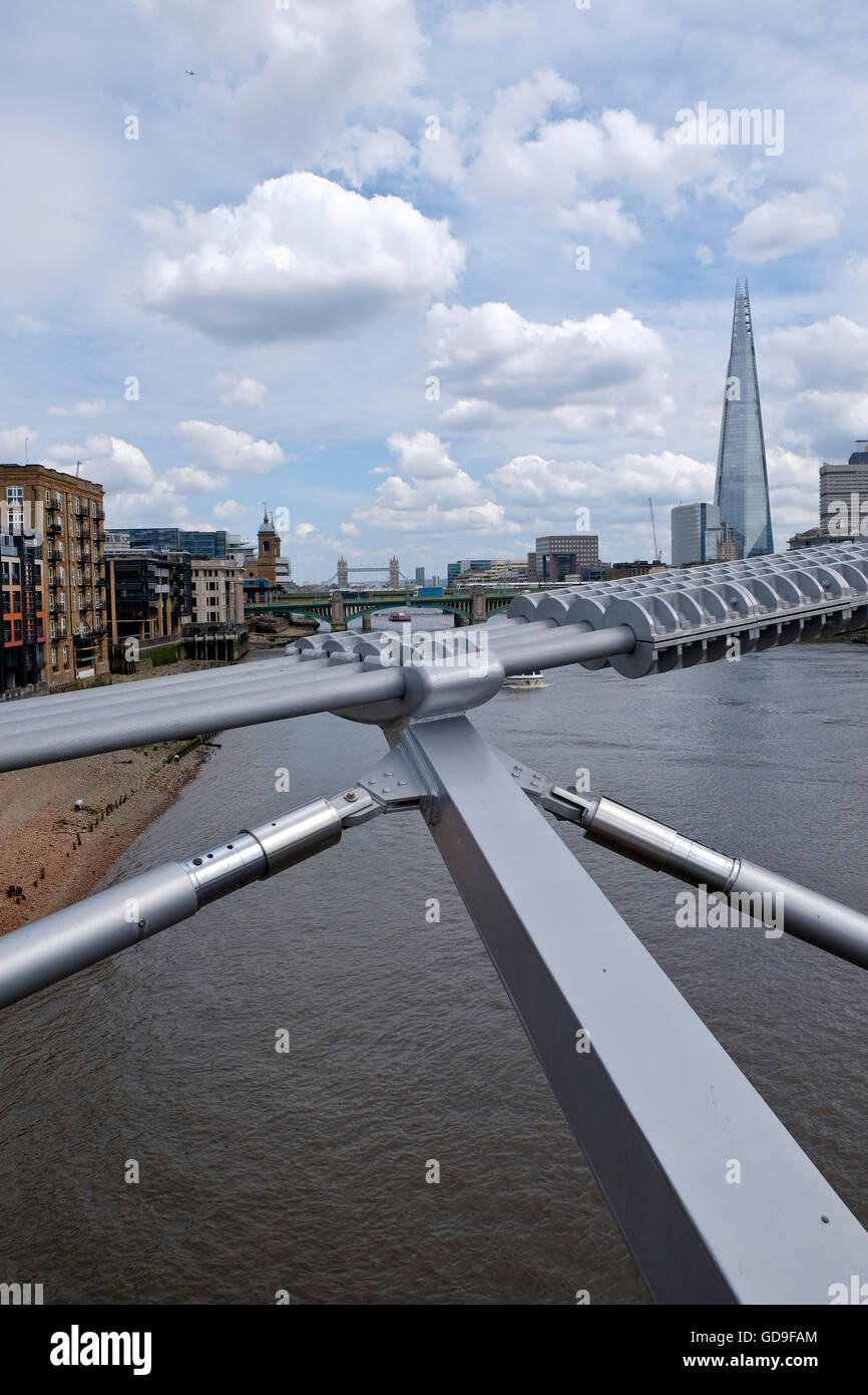 Londres, Reino Unido. Horizonte de Londres desde el Puente del Milenio que cruza el río Támesis con el Shard en el horizonte Foto de stock