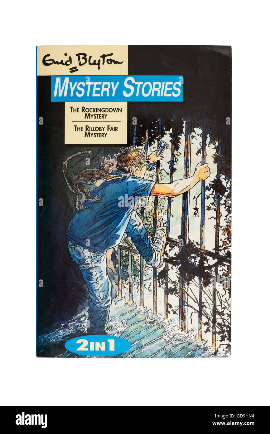Un libro de relatos de misterio de Enid Blyton sobre un fondo blanco. Foto de stock